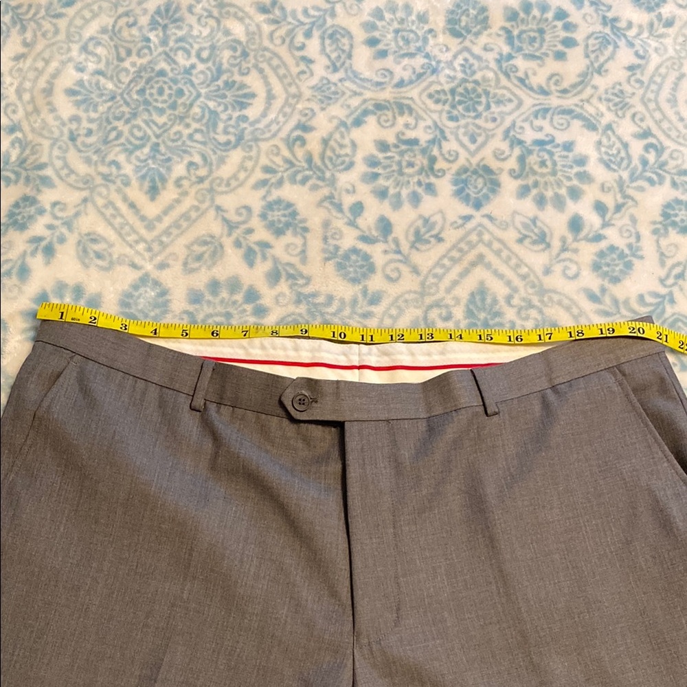 Gray Wool-Blend Suit With Structured Shoulders - image 8